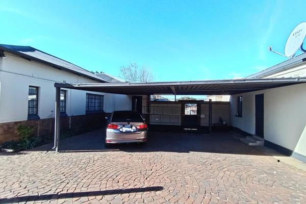 991sqm-Prime Location is this lovely well maintained home situated. Boasts of 3 good sized bedrooms and full bathroom with bath ...