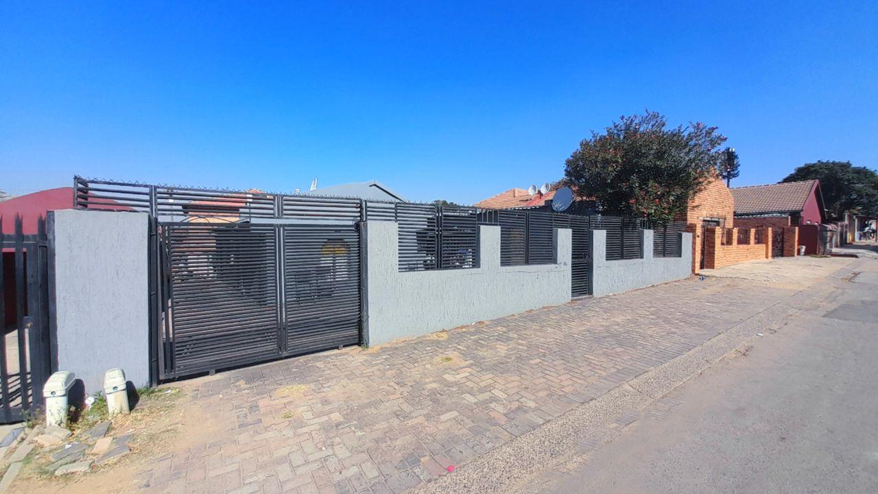 4 Bedroom House for sale in Rabie Ridge - P24-113901253