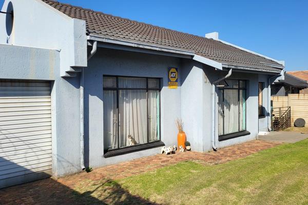 Property Description
Edit Description
3 Bedroom home in Elsburg for sale
Offering:
Lounge
Open plan kitchen fully fitted with ...