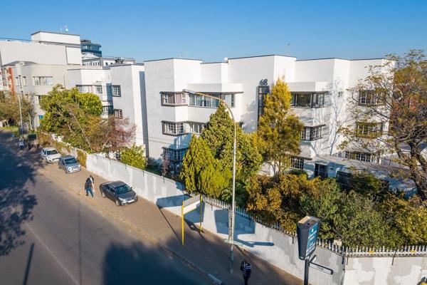 Welcome to this charming top-floor apartment nestled in the heart of Parktown North. Boasting two generously sized bedrooms and a ...