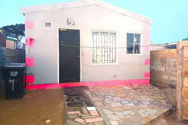 Free Standing Corner For Sale 

Situated in Our Pride

Asking Price R550 000

Offers 2 bedrooms, open plan lounge and kitchen ...