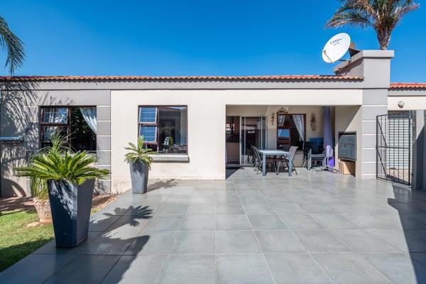 This sunny and bright simplex unit offers comfortable living. This unit has a partly covered patio with buitlt-in braai, landscaped ...