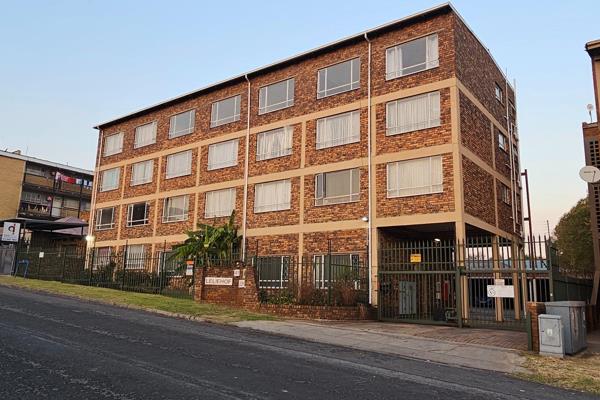 Ideally located in the heart of Alberton North, Johannesburg, in the secure complex of Leliehof, is this lovely apartment boasting a ...