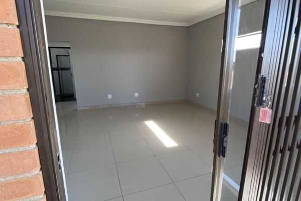 This modern newly built flat features two spacious bedrooms with BIC. 
1 beautiful spacious bathroom with a shower, toilet and basin ...