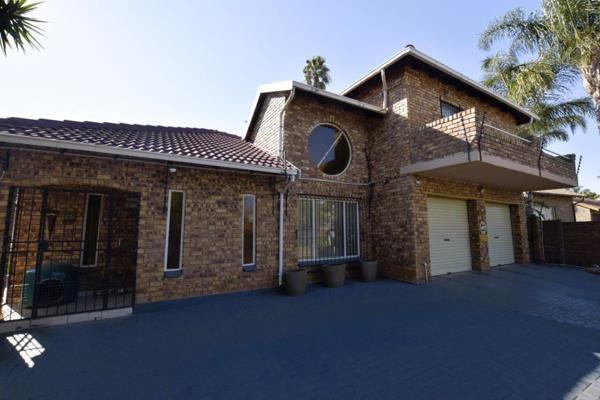 5 Bedroom Property Plus 2 Flats For Sale In Rooihuiskraal ! 

Centridge SA is proud to exclusively present you with a spectacular ...