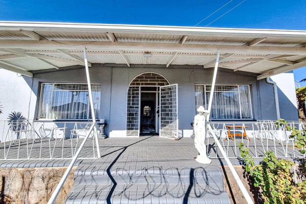 This neat property has the following on offer:
- Three bedrooms (BIC)
- Two bathrooms ...