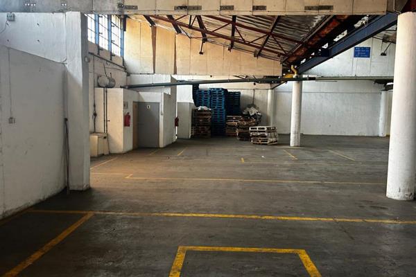 We are delighted to present this exceptional 1000m&#178; warehouse available for lease in the highly sought-after industrial area of ...