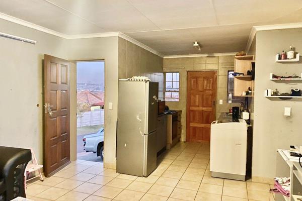 Nestled in the peaceful neighborhood of Olievenhoutbos, Centurion, this charming 2-bedroom house offers a blend of comfort and ...