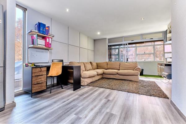 This apartment offers a blend of modern design and practicality, an ideal choice for the discerning young executive or young couple ...