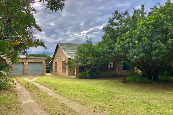 This clinker brick home has 2 bedrooms and 2 bathrooms. Lounge, dining room and kitchen. North and South covered patios. Built in braai ...