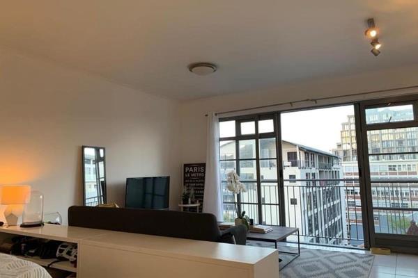 This modern and neat apartment in the secure Cannon Gardens block is an absolute gem. With  a parking bay, you&#39;ll have the ultimate ...