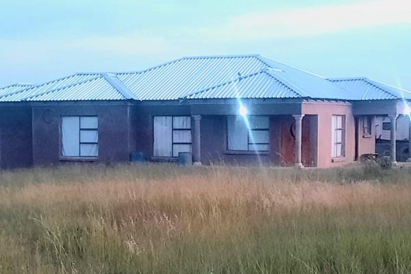 CASH SALE, Mashashane Rural area welcomes you to this awesome business stand with a house in it, this property boasts and  3 bedrooms ...