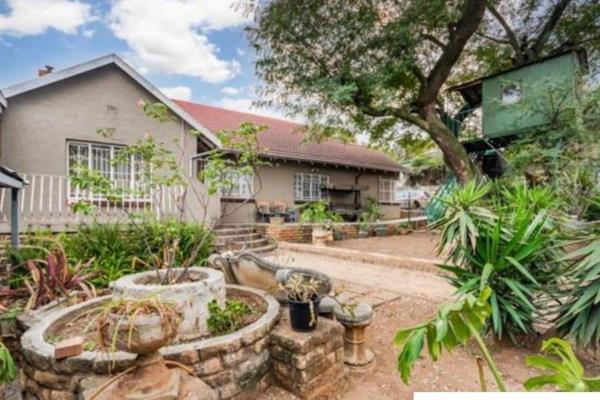 Luxurious Main House with Income-Generating Cottages

Welcome to this stunning ...