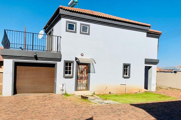 Discover contemporary living in this stylish 3-bedroom townhouse nestled in the heart of Bergsig. This well-appointed duplex presents ...