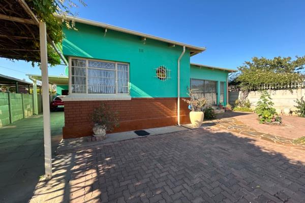 Well kept neat property for sale.
Offering 3 bedrooms, 1.5 bathrooms, lounge, kitchen, scullery, staff room and staff toilet, single ...