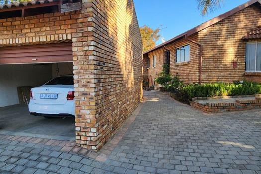 2 Bedroom House for sale in Van Riebeeck Park