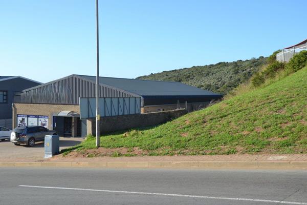 This very well and centrally situated commercial property in Voorbaai, Mossel Bay, on a big 2002m2 plot, is available for sale.
The ...