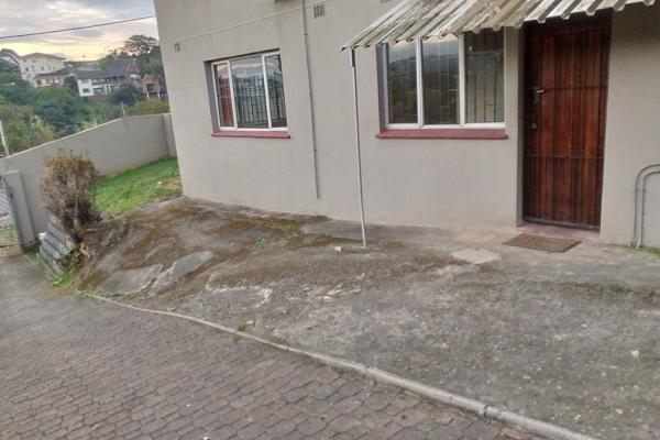 1 bed unit in Clare Estate. close to all amenities.  5 min to Makro and Sprinfield park. 7 min to CBD and beaches. situated on the same ...