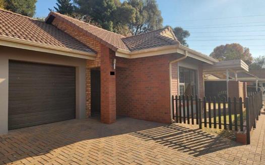 2 Bedroom Townhouse for sale in Olivedale