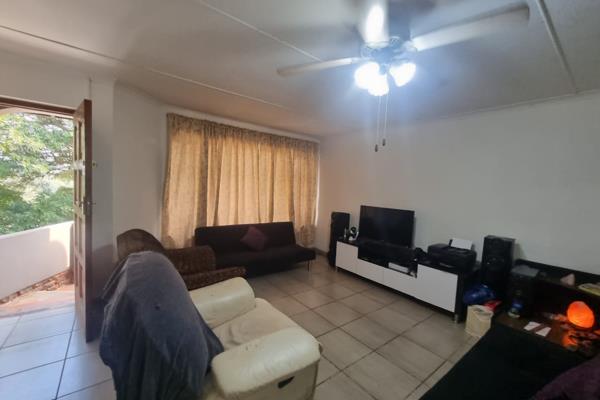 Lock up and go - Doonside:

* 2 Bedrooms 
* 1 Full Bathroom 
* Open plan lounge area 
* Fitted Kitchen area 
* Patio area at the back ...