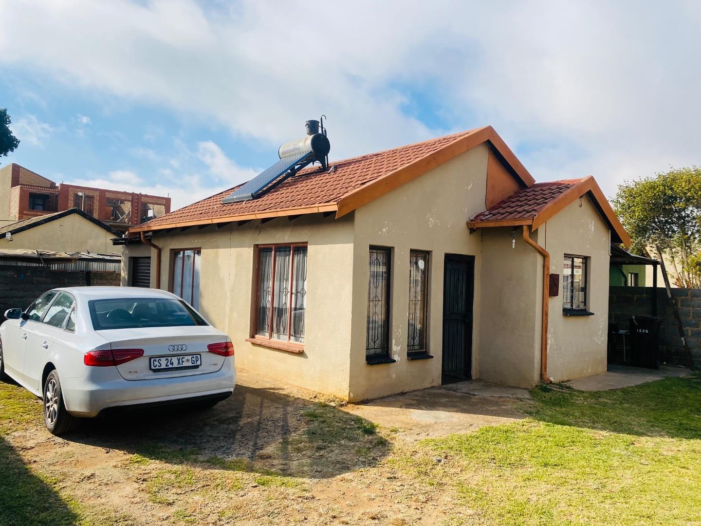 2 Bedroom House for sale in Buhle Park P24114564805