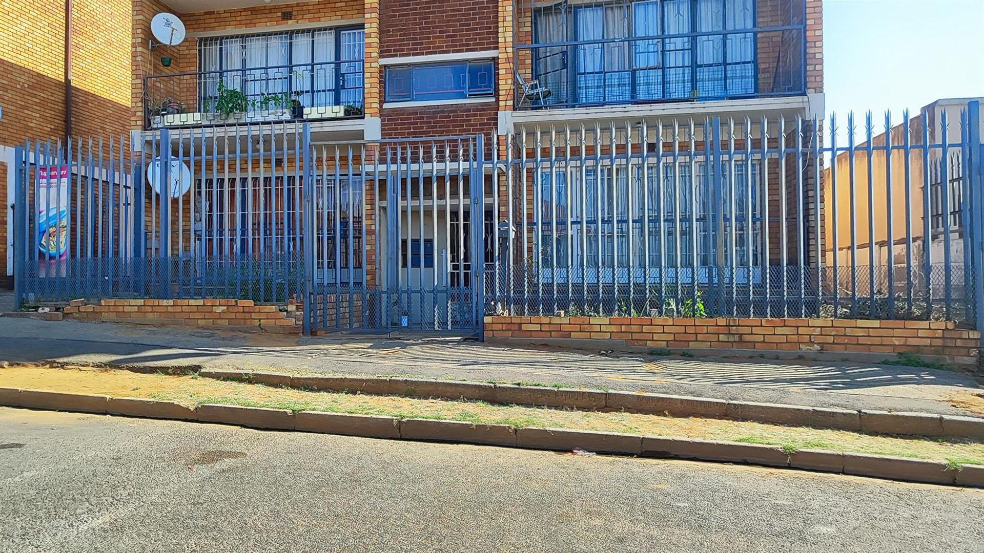 2 Bedroom House for sale in Regents Park P24114565549