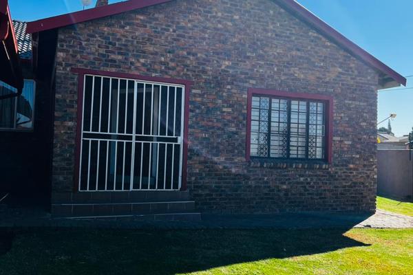 Spacious Family Home for Rent in Die Heuwel
Discover the perfect family retreat in this stunning modern house for rent in Die Heuwel. ...