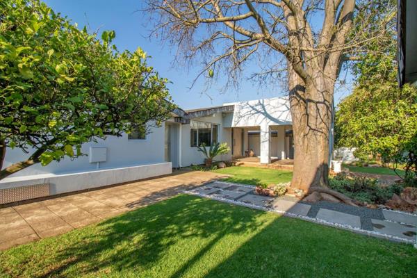 With an emphasis on entertaining friends and family, this stunning family home is the perfect home. Situated on the border of ...