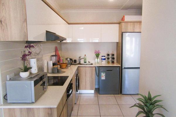 This lovely unit situated in the popular BLYDE RIVERWALK ESTATE that boasts the first Crystal Lagoon in
Pretoria East with 24/7security ...
