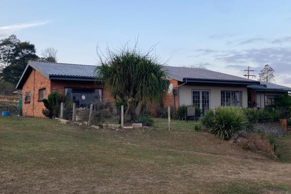 This is an absolutely fabulous 13 ha farm close to the N3 but tucked away in a gorgeous, peaceful area. Over 13 hectares of grazing and ...