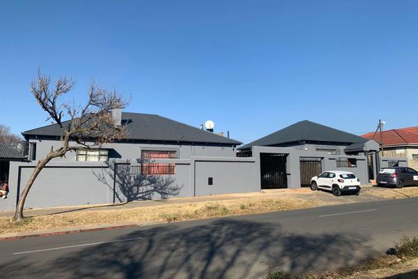 Calling on investors to this property investment opportunity in Turrfontein. 

This corner stand Property offer 2 Units.

House ...