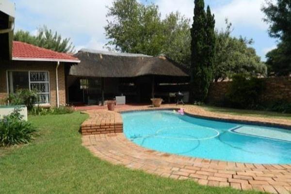 This cosy face brick property in Sunward Park offers:
3 Spacious bedrooms with built in cupboards
2 Bathrooms, 1 is en-suite
Lounge and ...