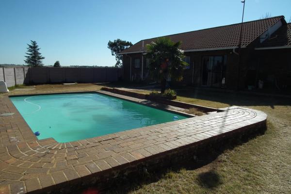 This beautiful 1.6 hectare small holding in Hillside Randfontein offers the perfect bled ...