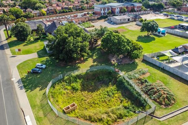 Discover the perfect real estate opportunity in the heart of Ruimsig with these two adjacent stands offering endless possibilities. ...