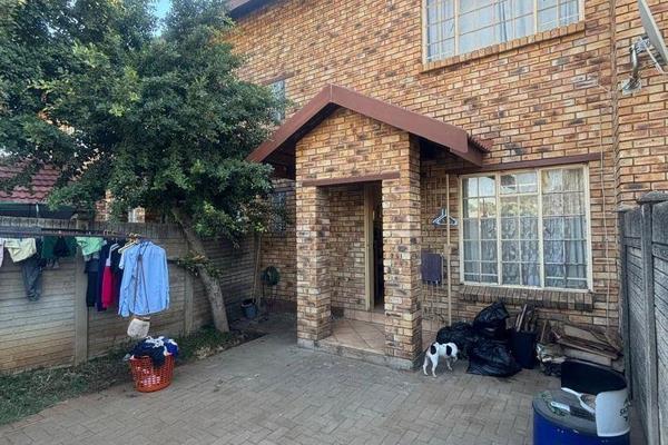 For sale: A meticulously maintained duplex apartment in Oos Einde, Rustenburg, conveniently located within walking distance of shops. ...