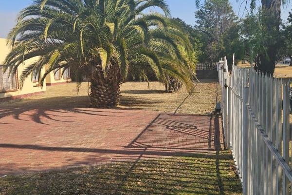 This potential property is close to VUT, NWU and amenities!
The stand is 1467 sqm.
It offers:
***************************
9 ...