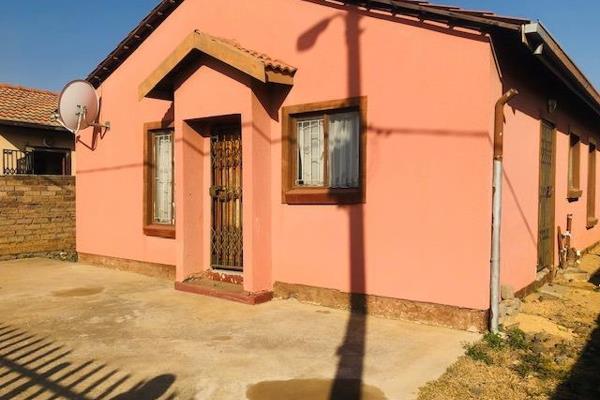 Price: [R760 000]
Welcome to your new home in the heart of Buhle Park! This neatly maintained 3-bedroom house offers a perfect blend of ...