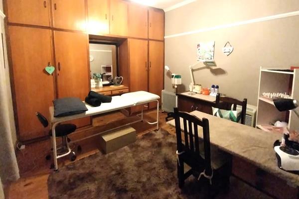 Room Available in Prime Location in Worcester CBD. Ideal for Beauty/Hair Salon or Small Business! 

This room offers great potential ...