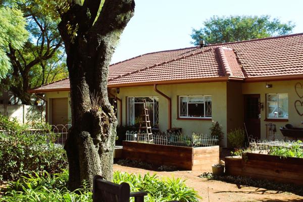 Welcome to your dream home! This charming country-style house offers a perfect blend of rustic elegance and modern convenience ...