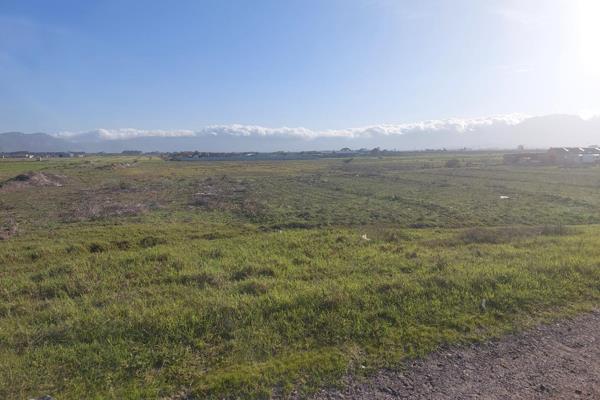 This prime vacant agricultural farmland (41 861m2) is available to start up a farm/ ...