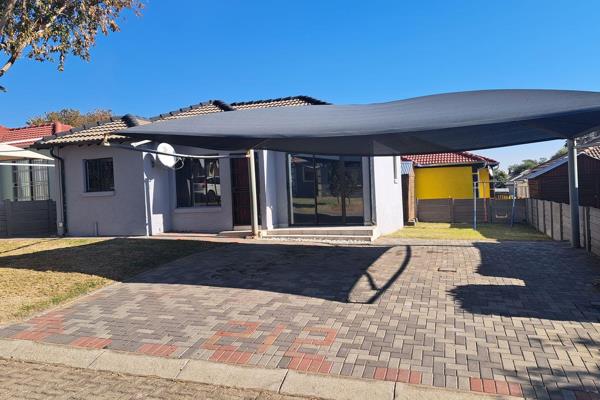 Free Standing 3 Bedroom House in Waterfall View with carport, full bath, kitchen dinning ...