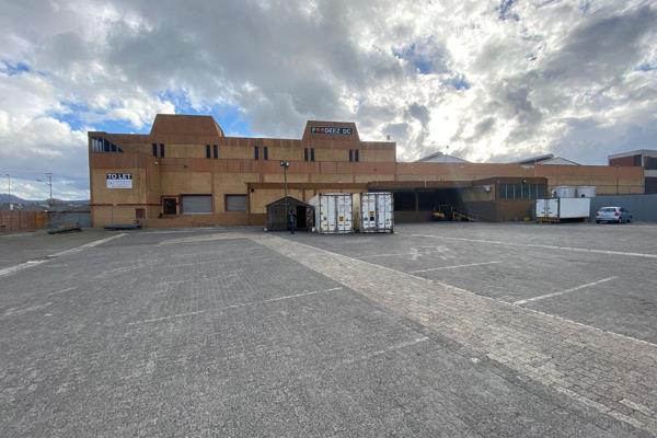 This spacious warehouse on De Waal Road in Diep River offers an excellent industrial ...