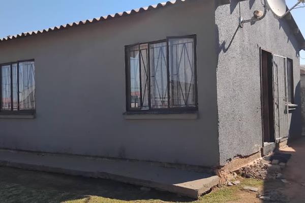 Welcome to this delightful two bedroom home located in the friendly township of Thabong. Ideal for first time buyers, this cosy ...