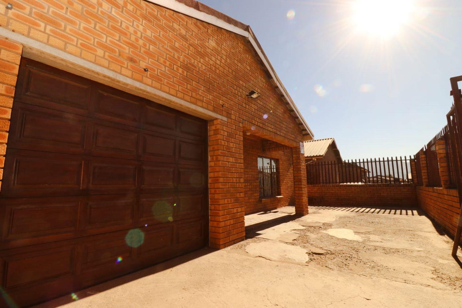 4 Bedroom House for sale in Mlungisi P24114578882