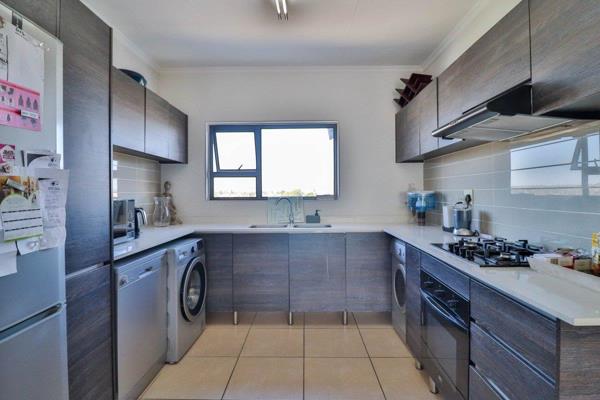 2-bedroom apartment in Greenstone Crest complex, situated in the Greenstone Hill ...