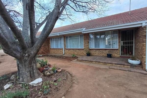 Modern 2 Bedroom Apartment for sale in Neserhof, Klerksdorp!!

Save and Secure Complex.....

This Apartment consist of the ...