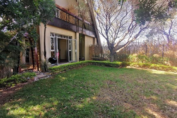 Upmarket and classy three-bedroom cluster with a spectacular view of the Johannesburg skyline. 
This beautiful townhouse is part of ...