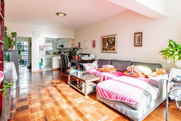 Step into this spacious 3-bedroom apartment, ideally situated just a short stroll from Sea Point’s vibrant restaurants and the scenic ...