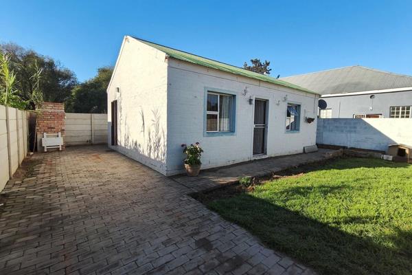 For Sale: Charming 2-bedroom house on a 180m2 plot in Moorreesburg, Western Cape. This property features built-in cupboards, tiled ...