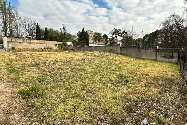 Ideally located in a boomed off area just off Rivonia Rd, is a large 1600sqm stand situated with other developed homes on the doorstep ...